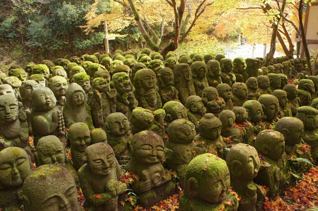the stone statues at the otagi nenbutsu-ji temple