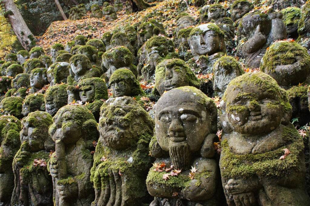 the stone statues at the otagi nenbutsu-ji temple