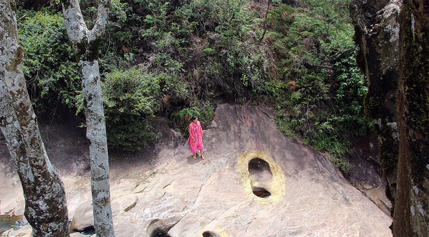 giant footprints discovered in stone