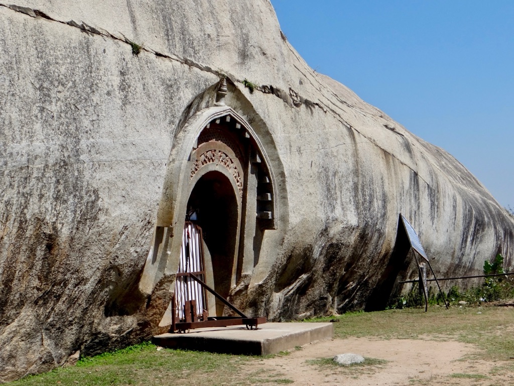 lomas rishi cave