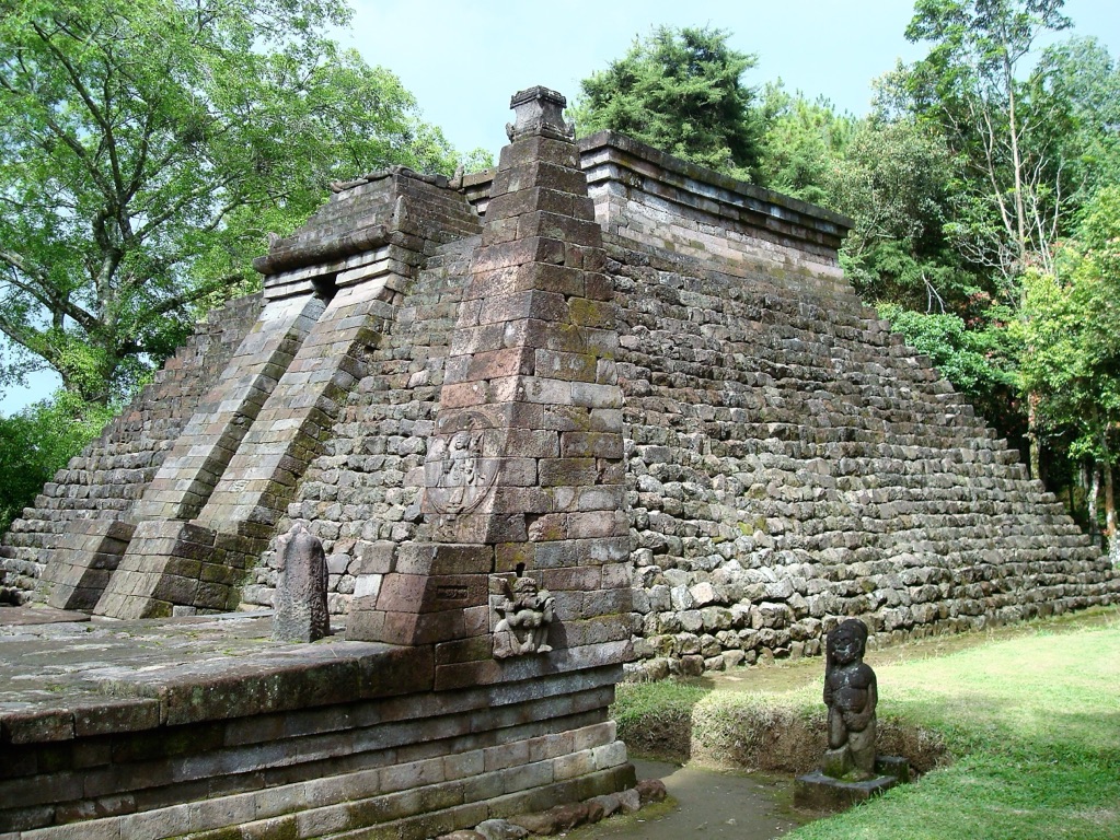 candi sukuh pyramid