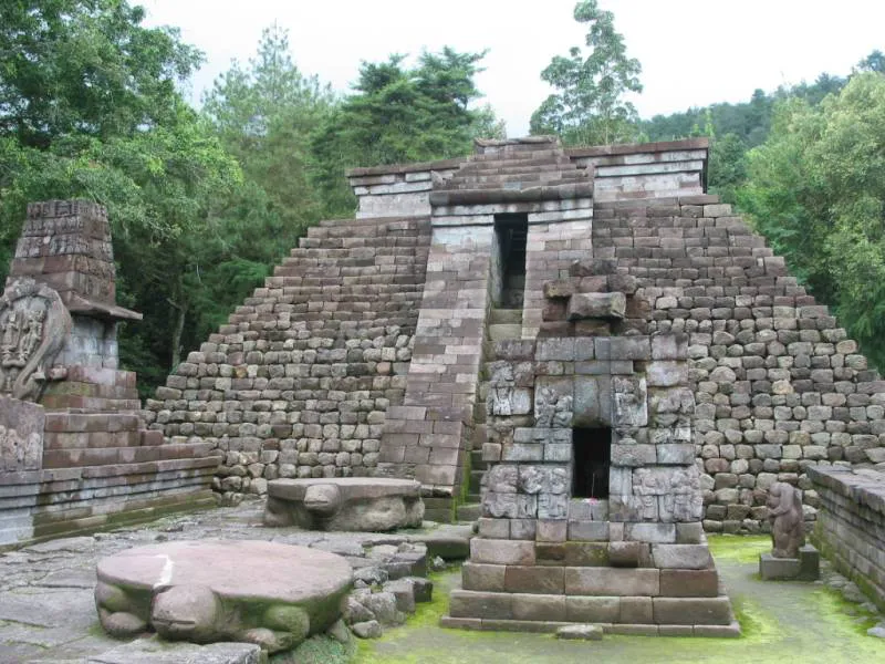 Candi Sukuh Pyramid 1 14