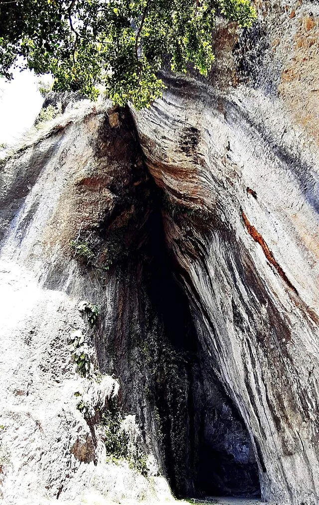 Architectural Features of Baxian Caves