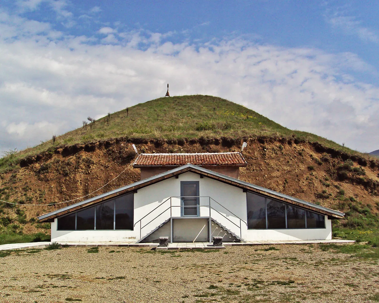 Ostrusha mound | The Brain Chamber