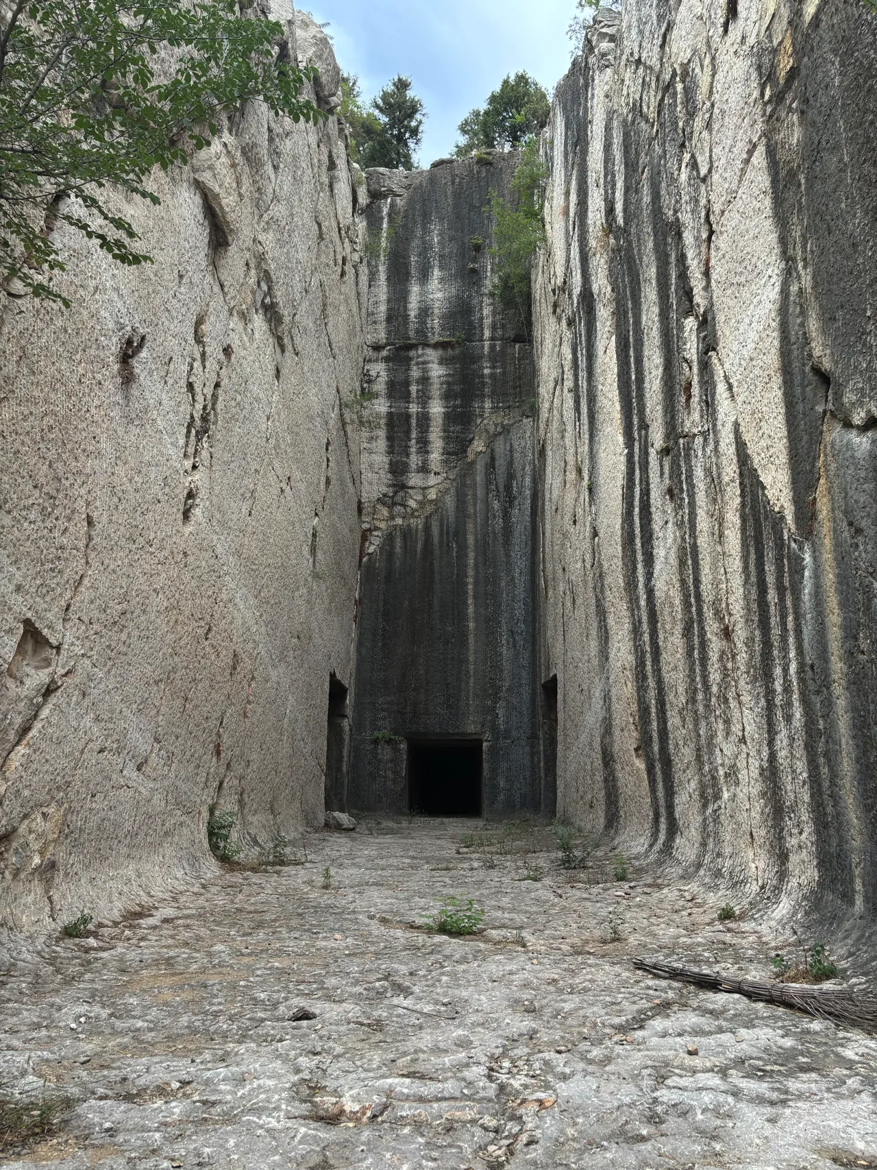 Juilong Cliff Tombs 20
