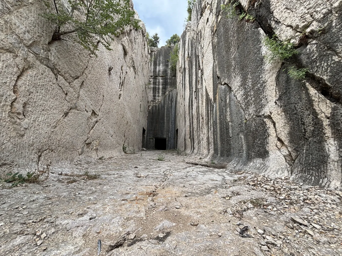 Juilong Cliff Tombs 23