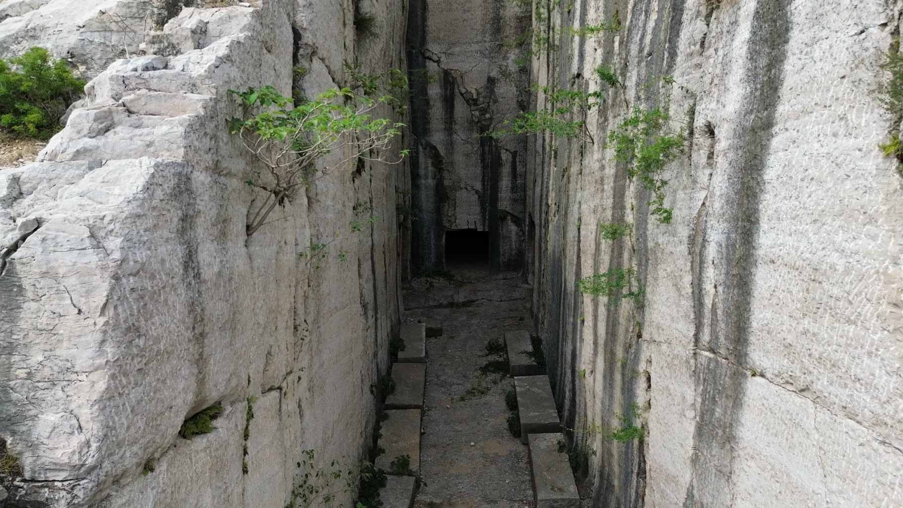 Juilong Cliff Tombs 34