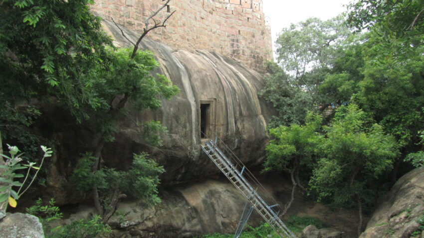 Thirumayam Fort Cave Temple