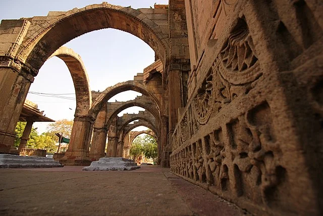 Architectural Features of Qutub e Alam’s Mosque