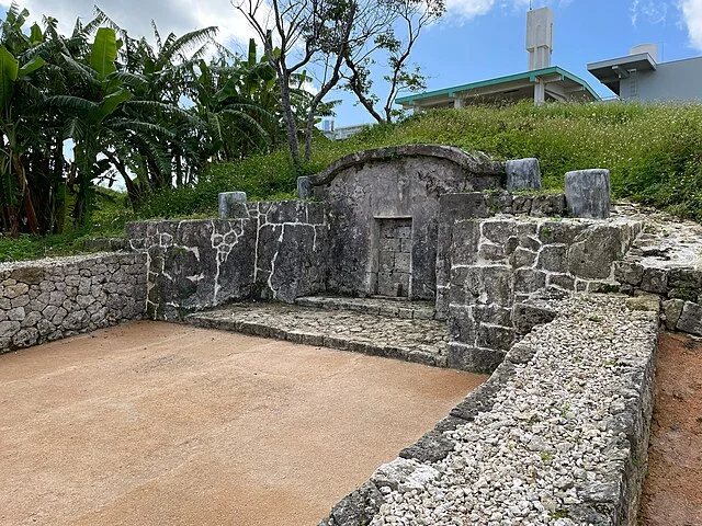 Structural Features of Turtleback Tombs