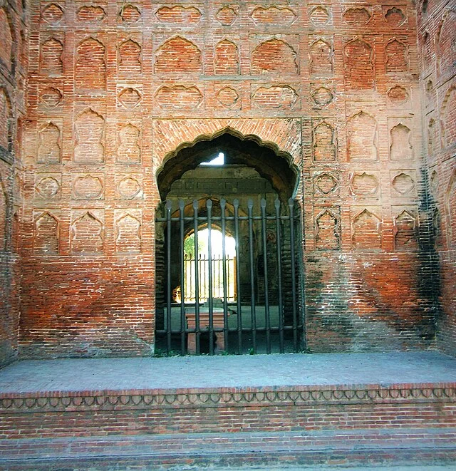 Architectural Features of Tomb of Khan e Jahan Bahadur Kokaltash