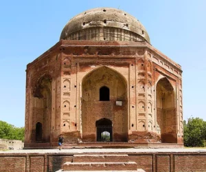 Tomb of Khan e Jahan Bahadur Kokaltash