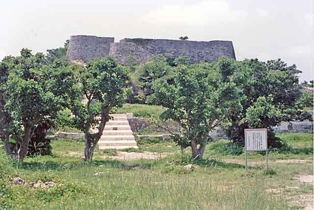 Die auf einem Hügel gelegenen Ruinen von Katsuren gusuku überblicken die umliegende Küste und das Meer von Okinawa.