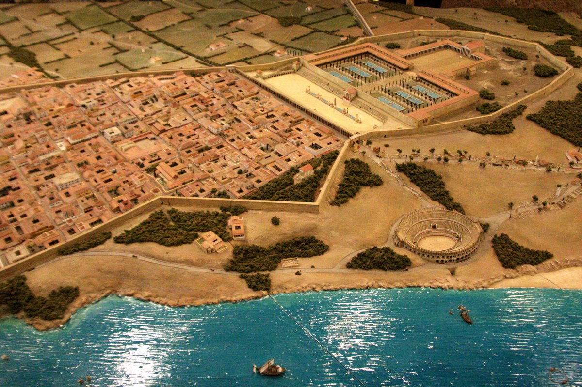 Maqueta a escala de la Tarraco imperial que muestra el foro provincial, el circo y el trazado urbano aterrazado sobre el mar.