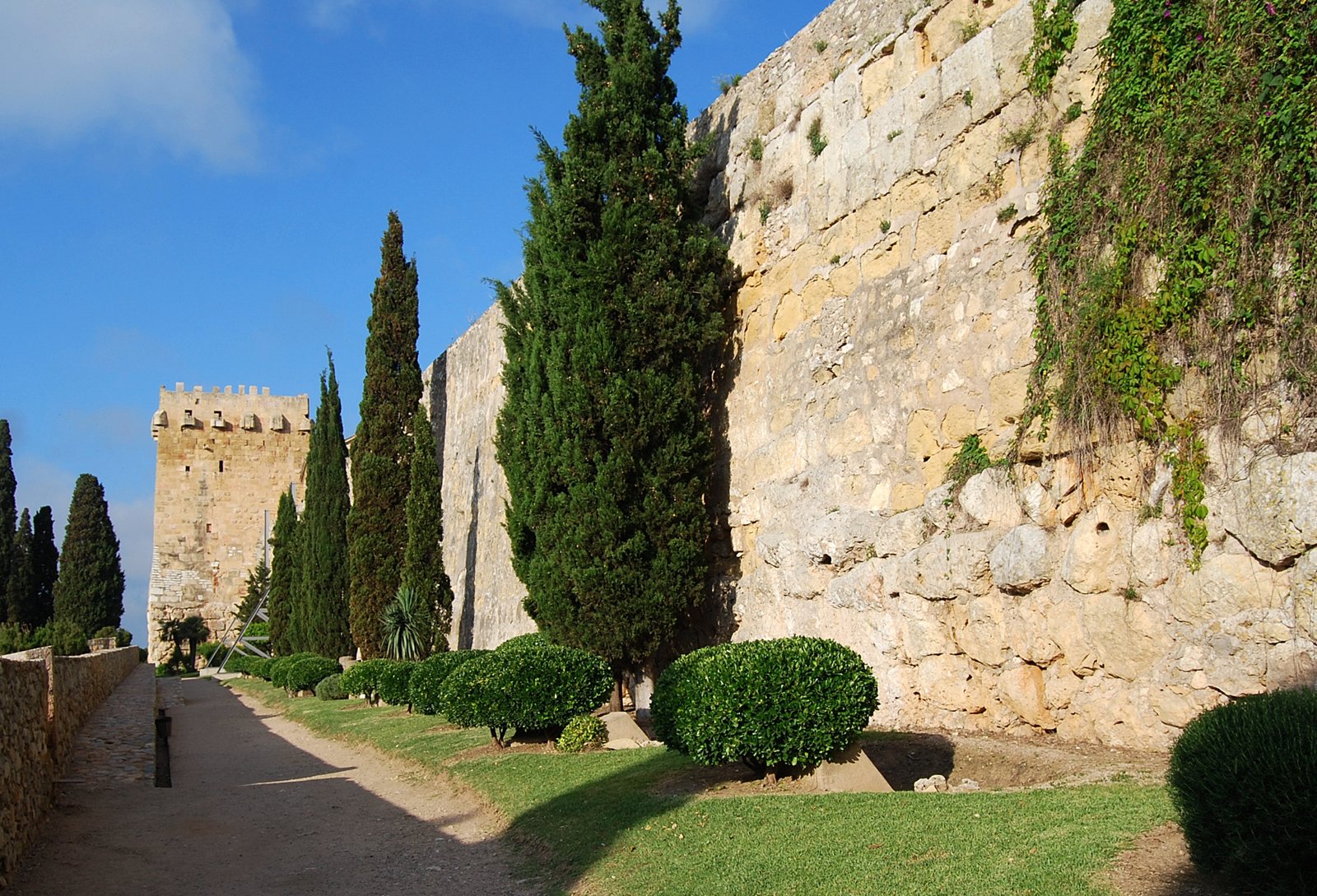 Las megamurallas romanas de Tarraco en Tarragona, iniciadas en el 218 a. C., son las fortificaciones romanas más antiguas de la península ibérica.
