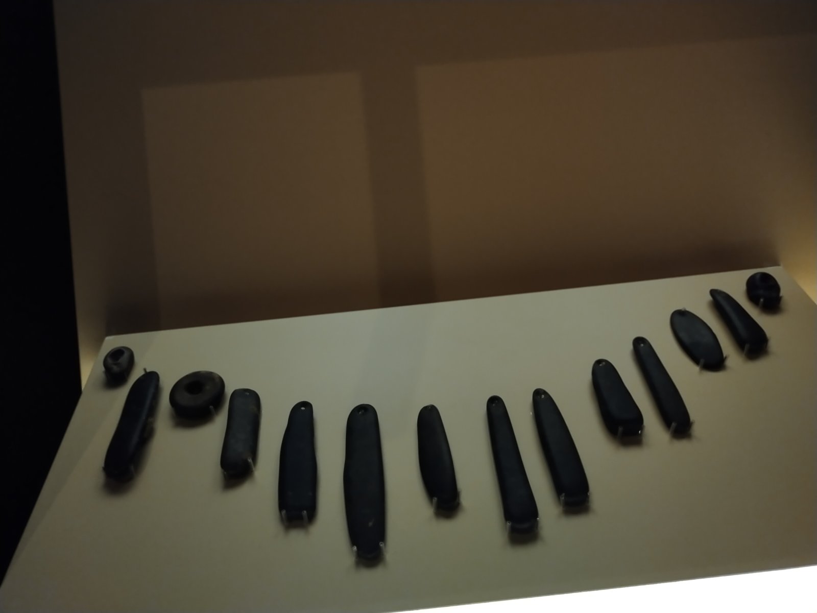 Durchbrochene Anhänger aus Stein und Knochen der Praileaitz I Magdalénien-Halskette, ausgestellt im San Telmo Museum, Donostia