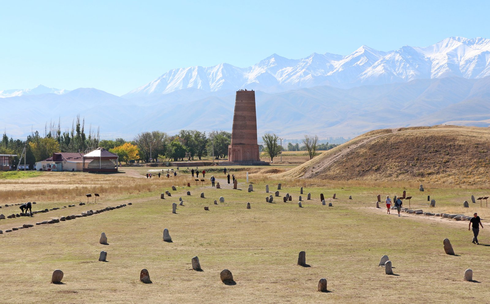 Das aus Ziegeln erbaute Minarett des Burana-Turms steht in der Ebene des Tschüi-Tals am Standort des mittelalterlichen Balasagun in Kirgisistan.
